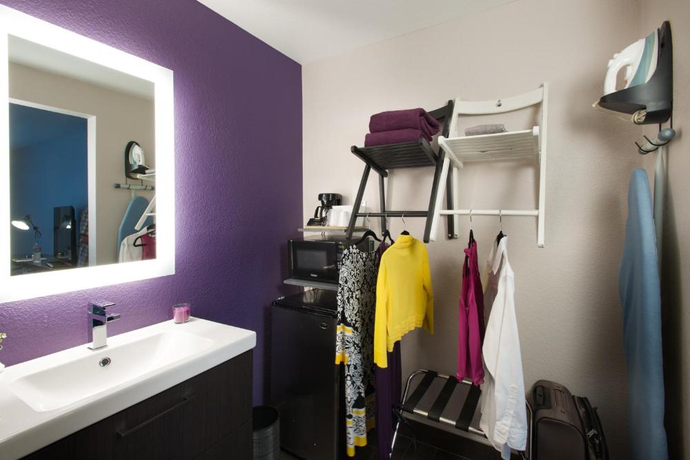 Queen Room - Non-Smoking interior
